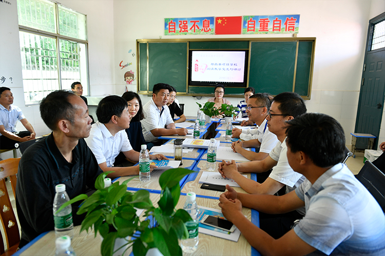 燃灯基金克丽缇娜代表、都昌县教育局、乡村小学校长一起讨论阅读课校园推进