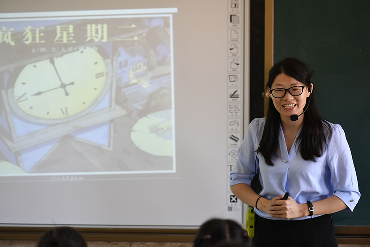 江西都昌县土塘小学方老师正在给学生上一堂视听阅读课